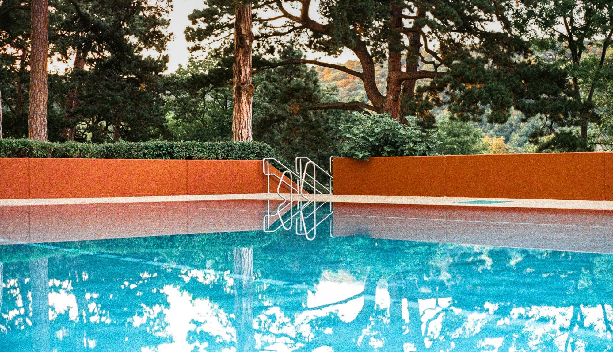 Freibad im Wald mit schwimmenden Menschen